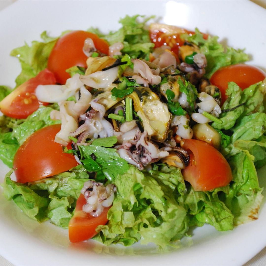 Салат с морепродуктами и листьями салата