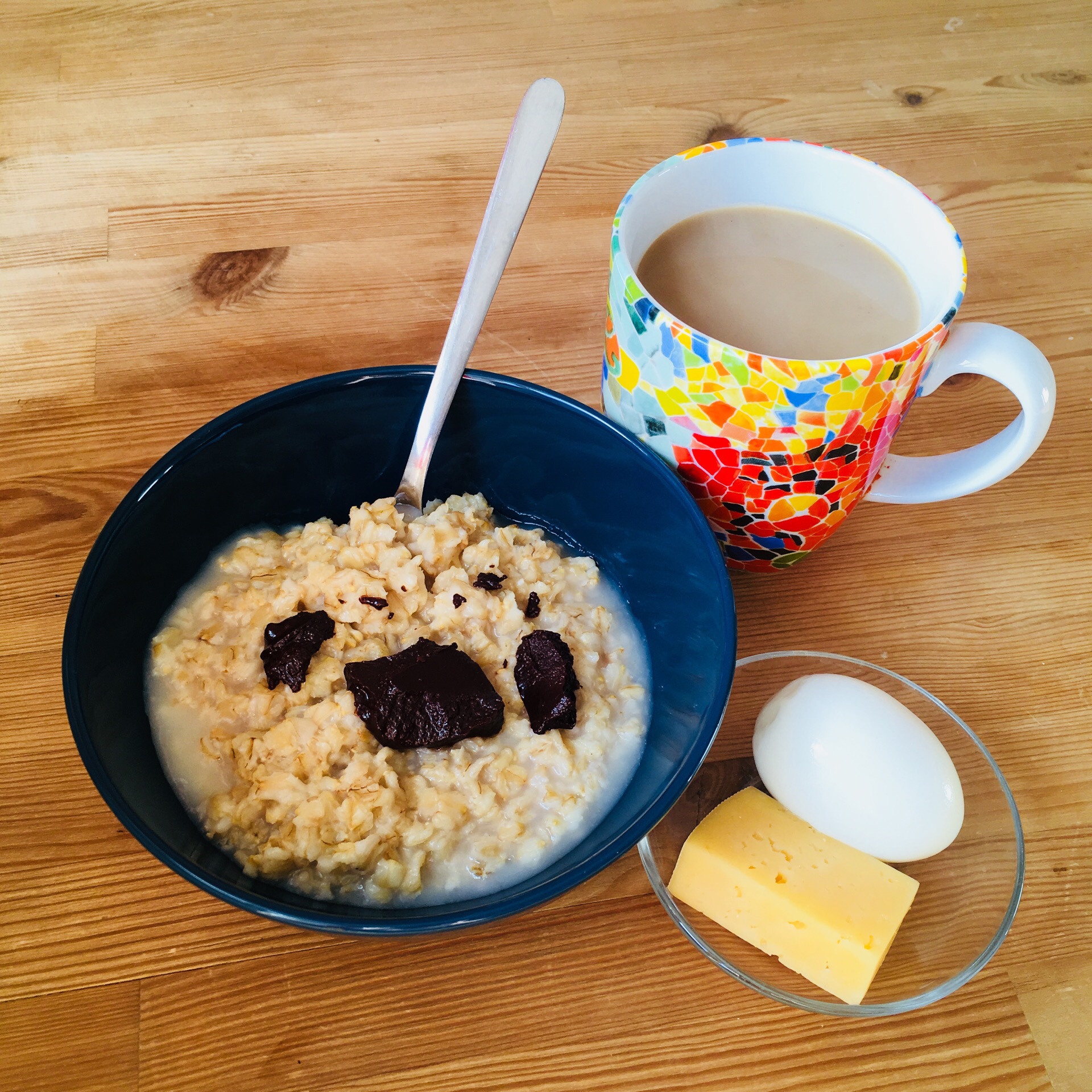 Овсяную кашу на завтрак на молоке. Каша на завтрак. Овсяная каша. Овсянка и кофе на завтрак. Красивый завтрак каша.