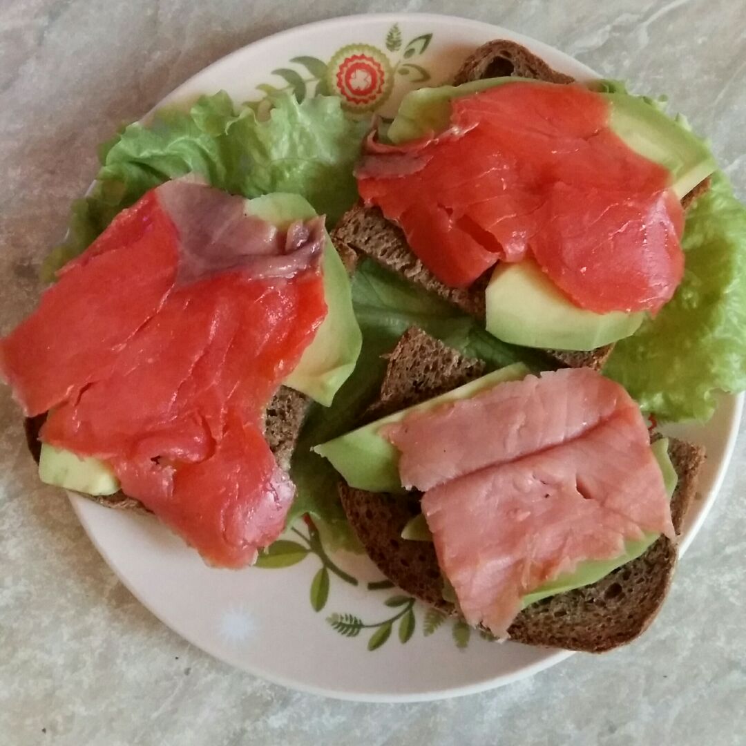 Бутерброд с авокадо и рыбой