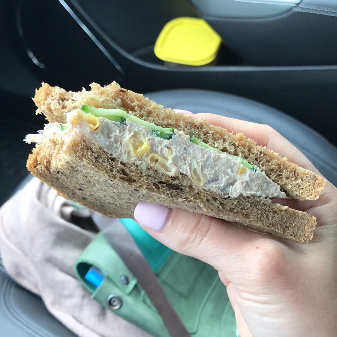 Машина вкусвилл. Сэндвич с тунцом ВКУСВИЛЛ. Рестория сендвич с тунцов. Сэндвич ВКУСВИЛЛ. Сэндвичи с тунцом на Лукойле.