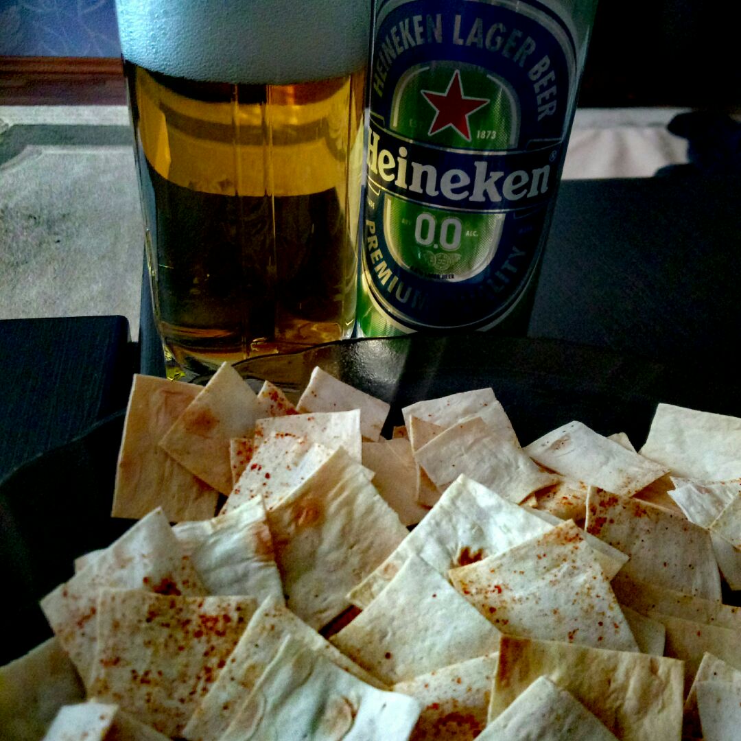 Пиво и чипсы на столе