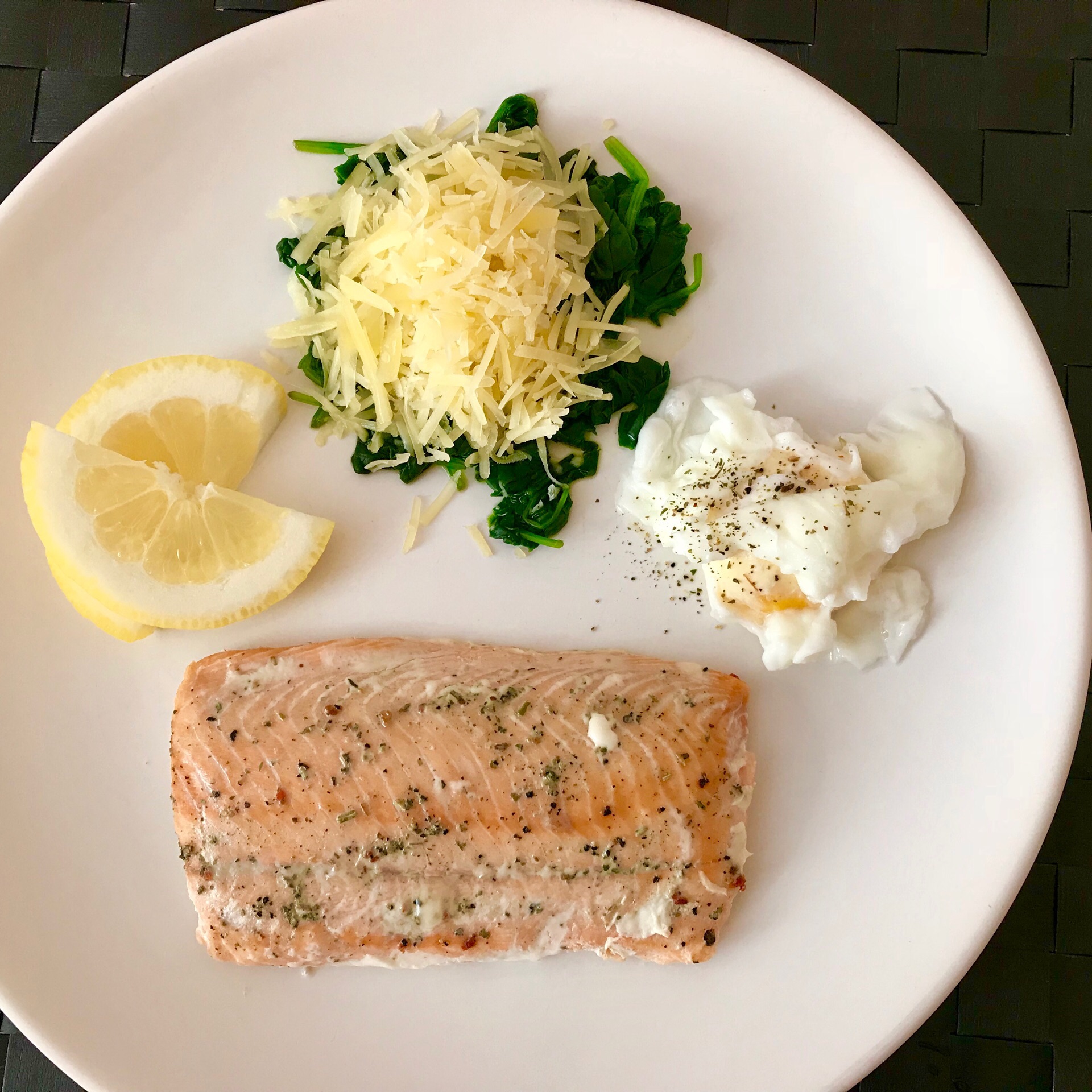 Семга со шпинатом и сыром. Форель фаршированная шпинатом. Рыба со шпинатом. Семга со шпинатом и сыром. Пирог с лососем и шпинатом.