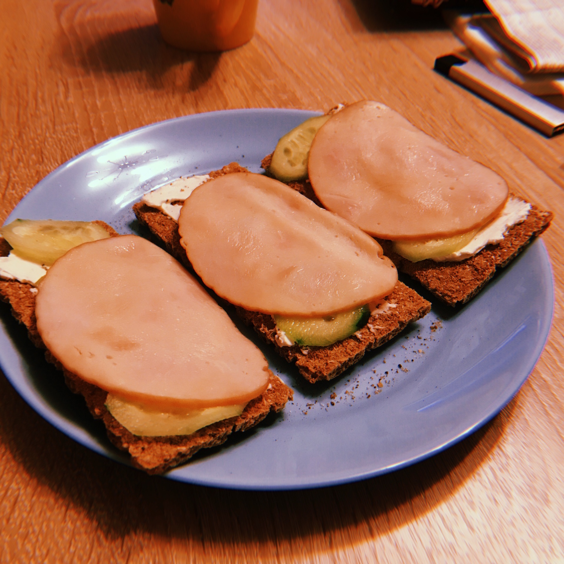 Хочу бутерброд. Кот ест бутерброд. Бутерброд надпись. Хочу бутерброд. Хочу бутерброд.