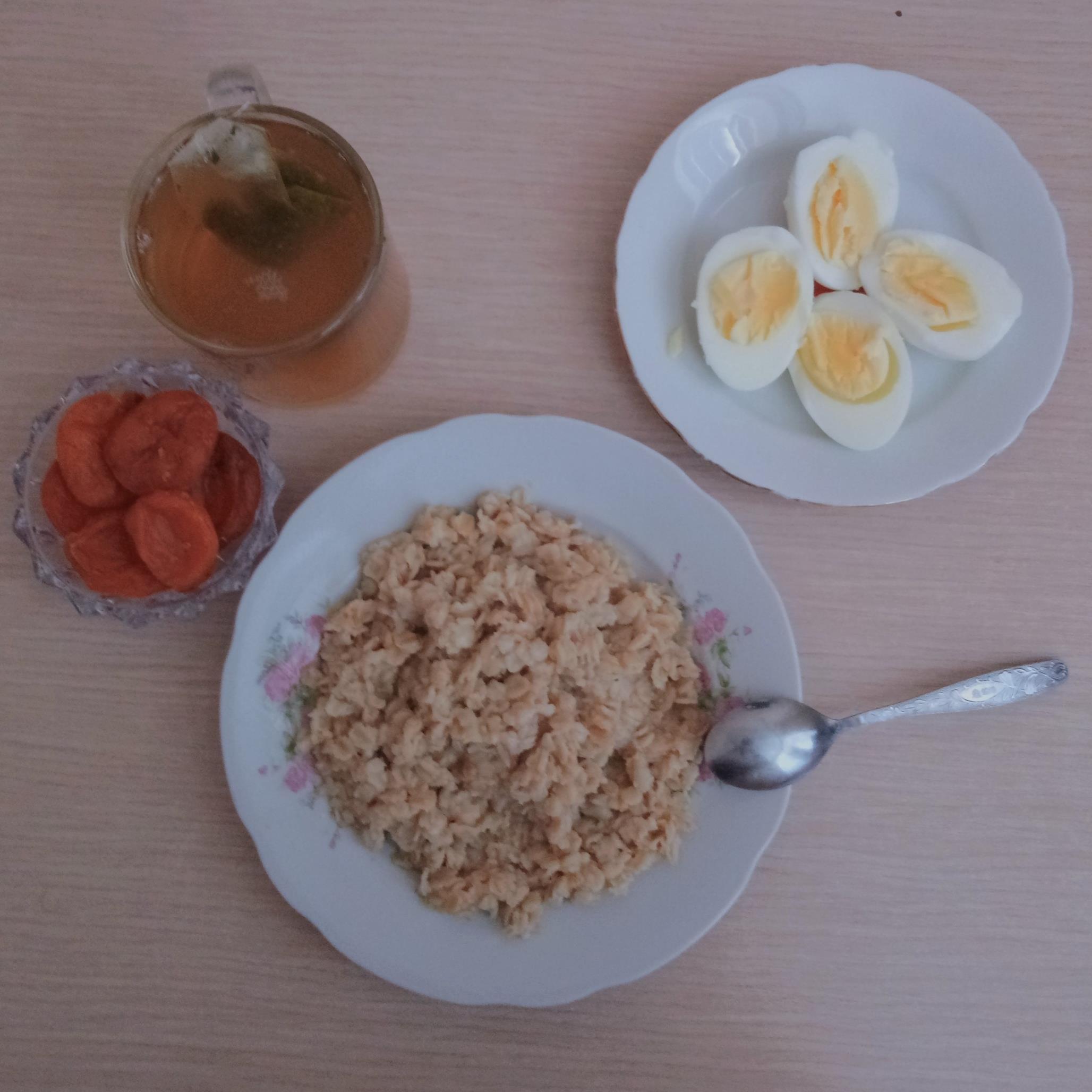 Овсяная каша с яйцом. Завтрак каша и яйцо. Овсянка с яйцом на завтрак. Завтрак каша и яйцо и чай.