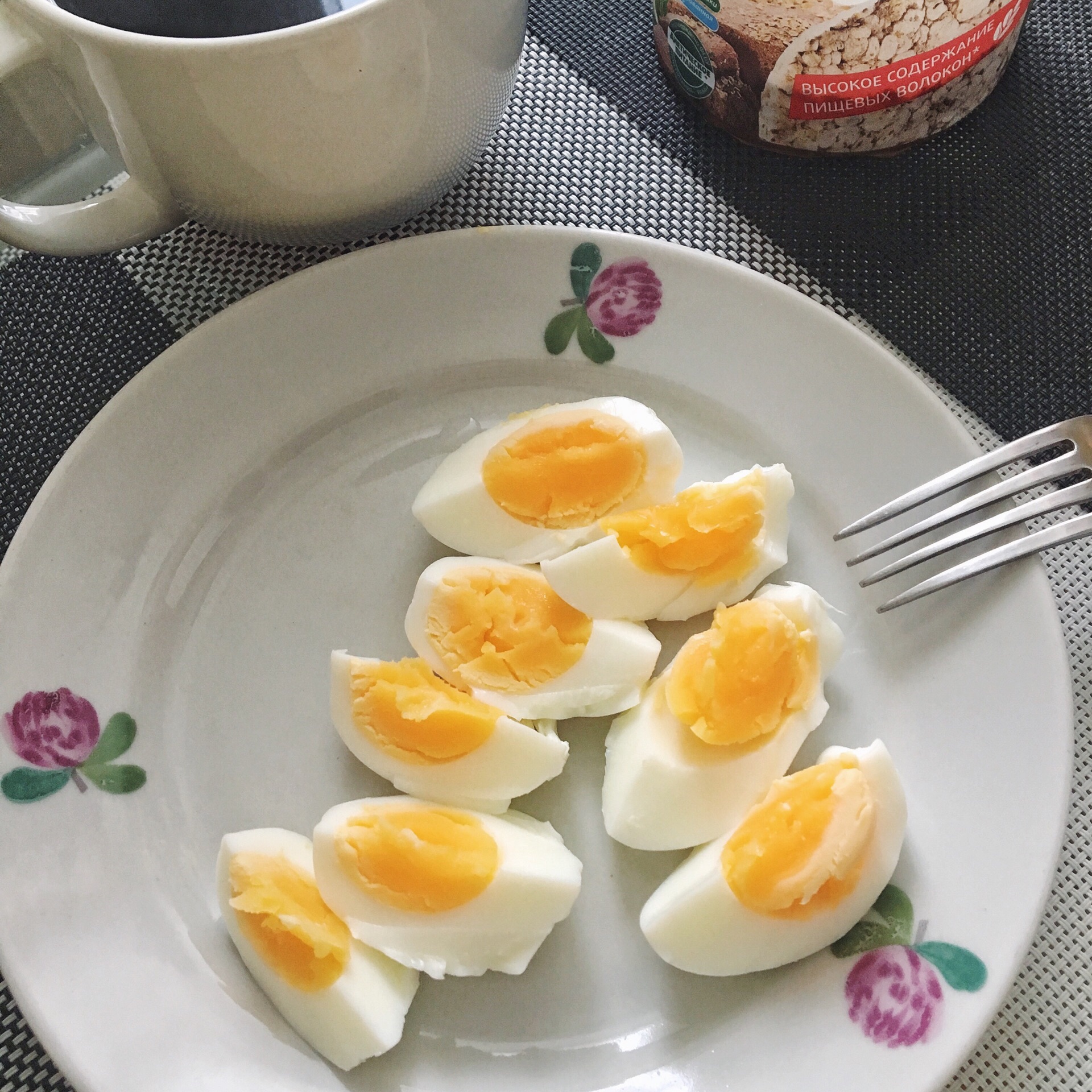 Варить завтрак. Вареные яйца. Завтрак с вареными яйцами. Два яйца на завтрак. Оригинальный завтрак из яиц.