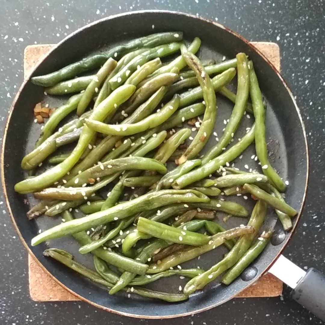 Стручки для жарки. Стручковая фасоль обжаренная. Жареная стручковая фасоль. Жареная стручковая фасоль с чесноком. Жареная стручковая фасоль с чесноком.